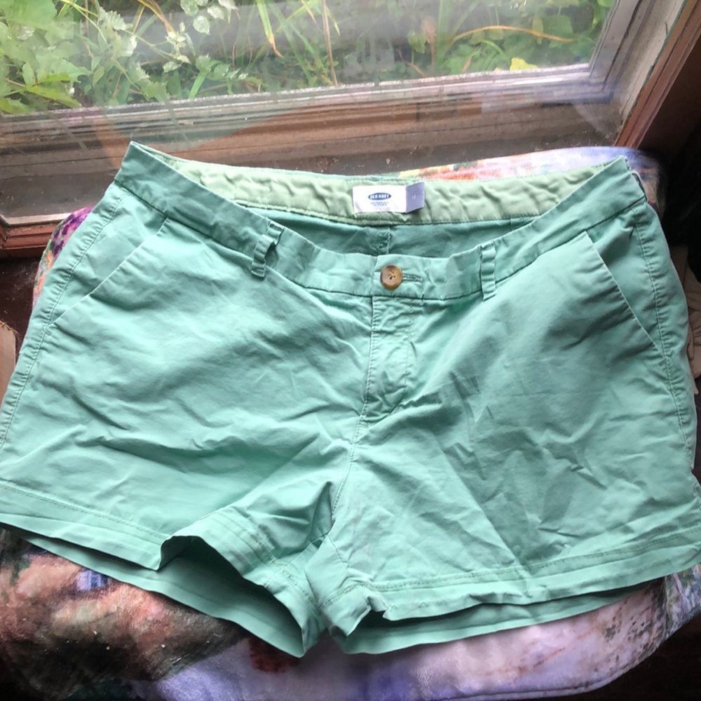 Old Navy sz 12 light green shorts 97% cotton 3% spandex/ 2 slide side pockets - Picture 1 of 12